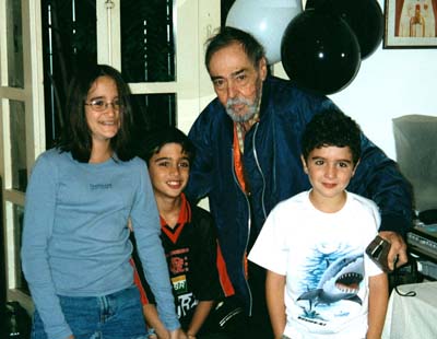Orestes com os netos no Rio (2000).